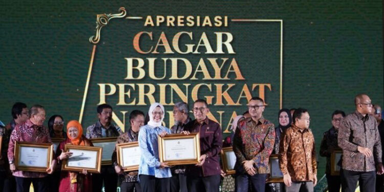 Kepala Dinas Pendidikan dan Kebudayaan Provinsi Kalimantan Selatan, Hj Galun Tantri Narindra saat menarimakan secara simbolis Apresiasi Cagar Budaya Peringkat Nasioanal Tahun 2025 dari Menteri Kebudayaan, Fadli Zon.