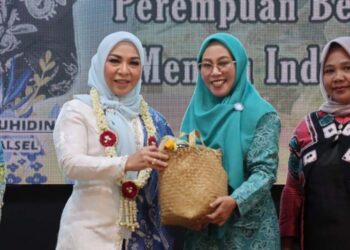 Ketua Tim Penggerak PKK Provinsi Kalimantan Selatan, Hj Fathul Jannah Muhidin saatmenyerahkan paket sembako kepada anggota PKK, disela peringatan Hari Ibu ke-97 tahun 2025 di Banjarmasin