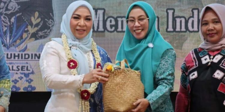 Ketua Tim Penggerak PKK Provinsi Kalimantan Selatan, Hj Fathul Jannah Muhidin saatmenyerahkan paket sembako kepada anggota PKK, disela peringatan Hari Ibu ke-97 tahun 2025 di Banjarmasin