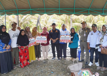 WAKIL Bupati Kotabaru Syairi Mukhlis saat menyerahkan bantuan kepada korban kebakaran di Desa Berangas, Rabu (17/12).