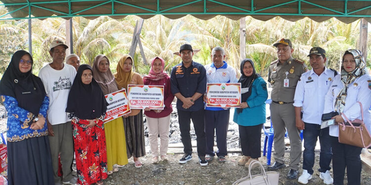 WAKIL Bupati Kotabaru Syairi Mukhlis saat menyerahkan bantuan kepada korban kebakaran di Desa Berangas, Rabu (17/12).