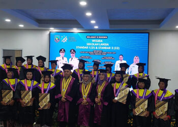 PARA wisudawan berfoto bersama usai mengikuti proses wisuda di Aula Masjid Apung, Jumat (19/12).