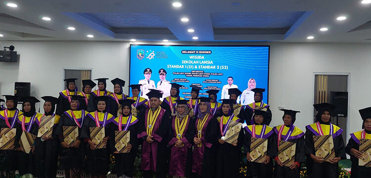 PARA wisudawan berfoto bersama usai mengikuti proses wisuda di Aula Masjid Apung, Jumat (19/12).