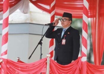 Sekdaprov Kalimantan Selatan, Hm Syarifuddin saat menjadi pembina upacara peringatan Hari Bela Negara ke-77 tahun 2025 di lingkungan Pemprov Kalsel