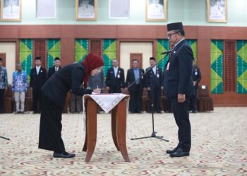 Sekdaprov Kalimantan Selatan, HM Syarifuddin saat menyaksikan penandatanganan berita acara pelantikan dan pengambilan sumpah/janji pejabat fungsional di lingkungan Pemprov Kalsel