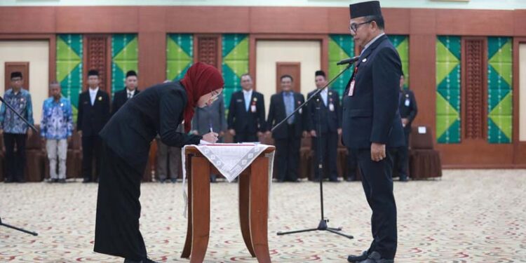 Sekdaprov Kalimantan Selatan, HM Syarifuddin saat menyaksikan penandatanganan berita acara pelantikan dan pengambilan sumpah/janji pejabat fungsional di lingkungan Pemprov Kalsel