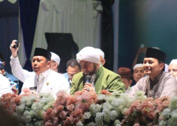 Wakil Gubernur Kalimantan Selatan, Hasnuryadi Sulaiman ketika menghadiri “Batola Bershalawat” bersama Habib Syech bin Abdul Qadir Assegaf dan warga Batola di kawasan Jembatan Barito