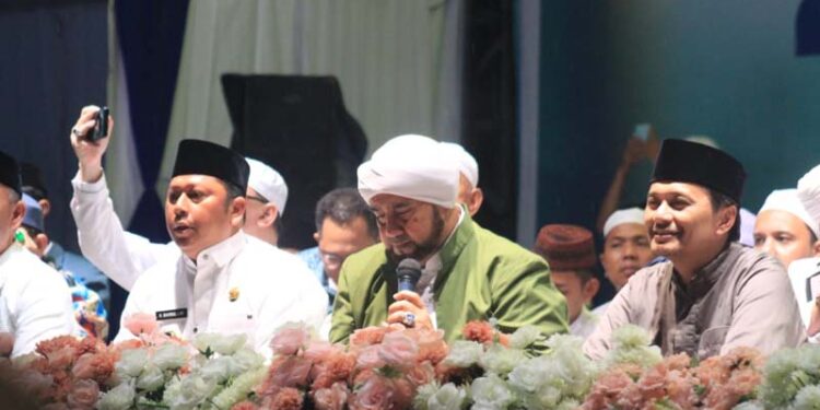 Wakil Gubernur Kalimantan Selatan, Hasnuryadi Sulaiman ketika menghadiri “Batola Bershalawat” bersama Habib Syech bin Abdul Qadir Assegaf dan warga Batola di kawasan Jembatan Barito