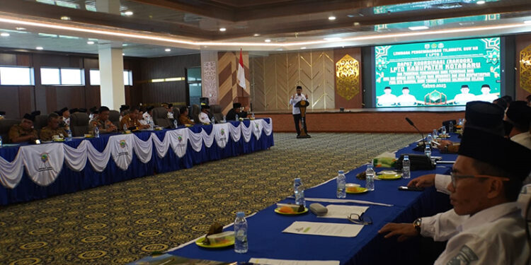 PEMKAB Kotabaru saat rapat koordinasi persiapan pelaksanaan MTQ ke-56 tingkat Kabupaten Kotabaru di Aula Bamega, Senin (22/12).