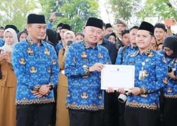 GUBERNUR Kalimantan Selatan H Muhidin menyerahkan SK PPPK Paruh Waktu secara simbolis dan disaksikan Kepala Badan Kepegawaian Negara (BKN), Prof Zudan Arif Fakrulloh.