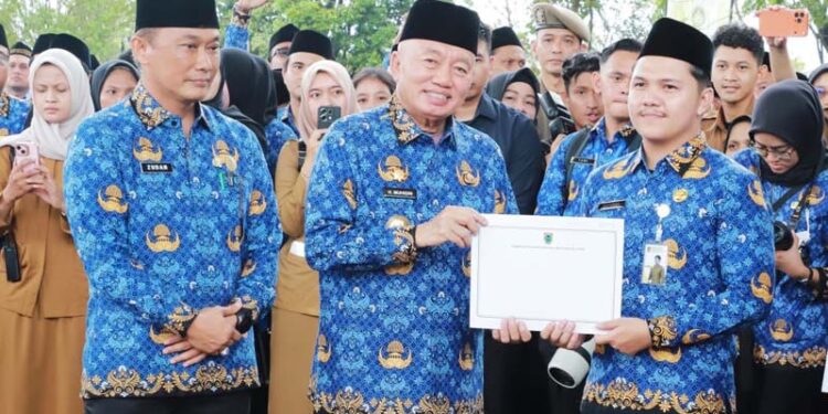 GUBERNUR Kalimantan Selatan H Muhidin menyerahkan SK PPPK Paruh Waktu secara simbolis dan disaksikan Kepala Badan Kepegawaian Negara (BKN), Prof Zudan Arif Fakrulloh.