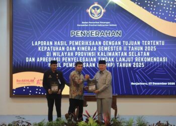 Gubernur Kalimantan Selatan, H Muhidin bersama isteri, Hj Fathul Jannah, Kepala BKN, Prof Zudan Arif Fakrulloh, Sekdaprov Kalsel, HM Syarifuddin dan sejumlah pejabat lainnya berfoto bersama PPPK Paruh Wak tu yang telah menerima SK pengangkatan