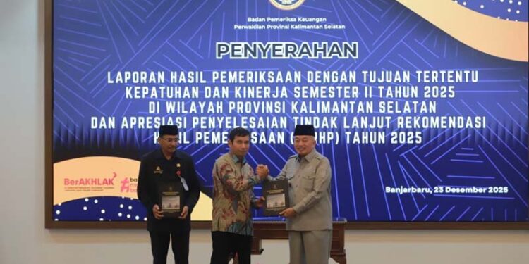Gubernur Kalimantan Selatan, H Muhidin bersama isteri, Hj Fathul Jannah, Kepala BKN, Prof Zudan Arif Fakrulloh, Sekdaprov Kalsel, HM Syarifuddin dan sejumlah pejabat lainnya berfoto bersama PPPK Paruh Wak tu yang telah menerima SK pengangkatan