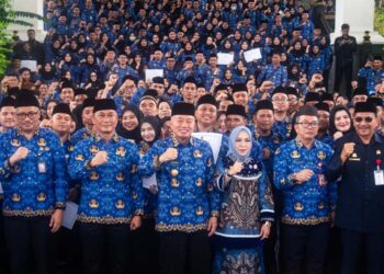 Gubernur Kalimantan Selatan, H Muhidin saat menerima laporan pemeriksaan dengan tujuan tertentu kepatuhan dan kinerja semester II tahun 2025 di wilayah Provinsi Kalimantan Selatan dan apresiasi penyelesaian tindak lanjut rekomendasi hasil pemeriksaan (TLRHP) tahun 2025 dari Kepala BPK RI Perwakilan Provinsi Kalsel, Andriyanto