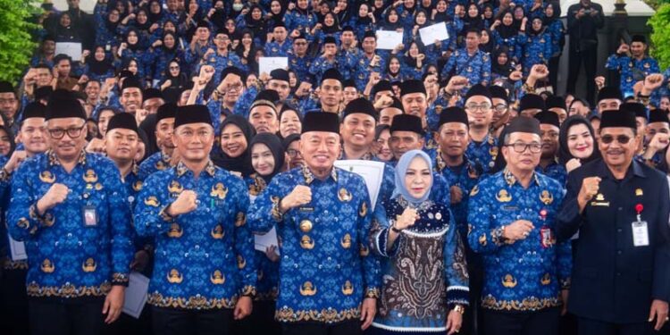 Gubernur Kalimantan Selatan, H Muhidin saat menerima laporan pemeriksaan dengan tujuan tertentu kepatuhan dan kinerja semester II tahun 2025 di wilayah Provinsi Kalimantan Selatan dan apresiasi penyelesaian tindak lanjut rekomendasi hasil pemeriksaan (TLRHP) tahun 2025 dari Kepala BPK RI Perwakilan Provinsi Kalsel, Andriyanto