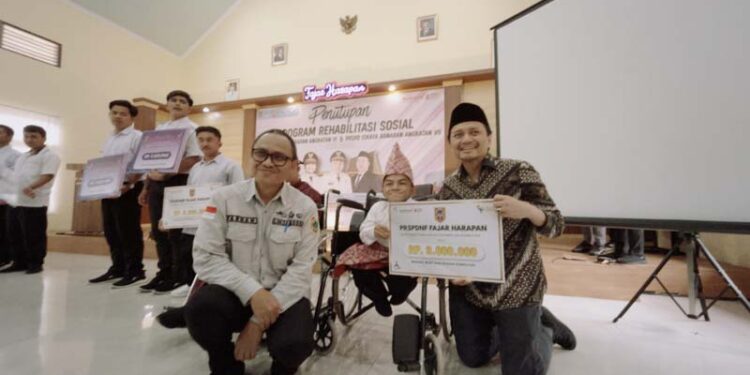 Wakil Gubernur (Wagub) Kalimantan Selatan, Hasnuryadi Sulaiman didampingi Kepala Dinas Sosial Provinsi Kalsel, Muhammad Farhanie saat menyerahkan bantuan untuk peserta pelatihan bagi penyandang disabilitas