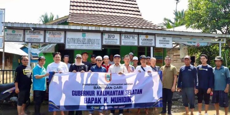 Plt Kepala Dinas Pekerjaan Umum dan Penataan Ruang (PUPR) Provinsi Kalimantan Selatan, M Yasin Toyib memimpin langsung penyaluran sembako untuk korban terdampak bencana alam banjir di Kabupaten Banjar