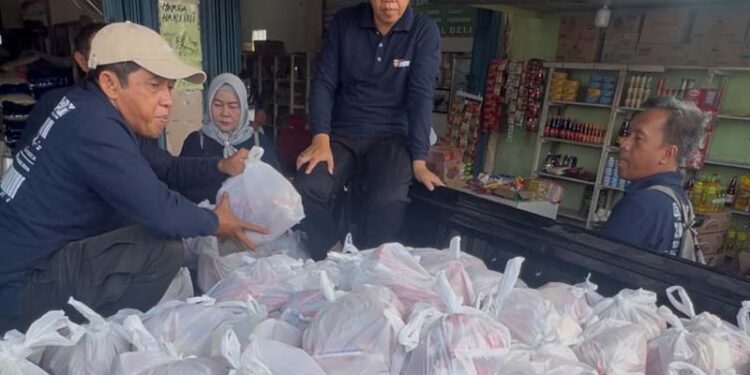 Kepala Biro Administrasi Pimpinan (Adpim) Setdaprov Kalsel, H Berkatullah memimpin langsung penyaluran bantuan dari Gubernur Kalsel untuk korban terdampak bencana alam banjir di Desa Pesayangan, Kabupaten Banjar