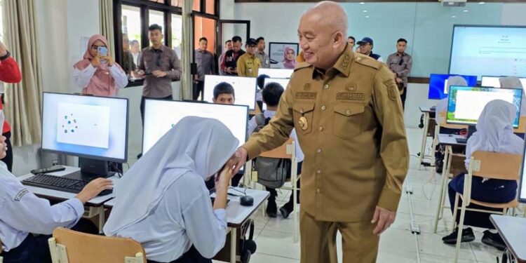 GUBERNUR Kalimantan Selatan H Muhidin saat meninjau proses belajar mengajar di sekolah rakyat di Balai Besar Pendidikan dan Pelatihan Kesejahteraan Sosial (BBPPKS) Banjarmasin, di Banjarbaru.
