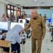 GUBERNUR Kalimantan Selatan H Muhidin saat meninjau proses belajar mengajar di sekolah rakyat di Balai Besar Pendidikan dan Pelatihan Kesejahteraan Sosial (BBPPKS) Banjarmasin, di Banjarbaru.