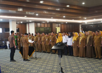 SEJUMLAH pejabat di lingkup Pemkab Kotabaru saat dilantik di Aula Bamega, Sebelimbingan, Senin (5/1).