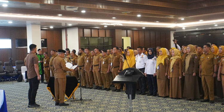 SEJUMLAH pejabat di lingkup Pemkab Kotabaru saat dilantik di Aula Bamega, Sebelimbingan, Senin (5/1).