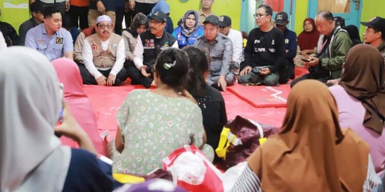 Sekdaprov Kalimantan Selatan, HM Syarifuddin saat mendampingi Menteri Sosial (Mensos), Saifullah Yusuf melakukan pertemuan dengan warga masyarakat yang terdampak bencana alam banjir di Kecamatan Sungai Tabuk, Kabupaten Banjar
