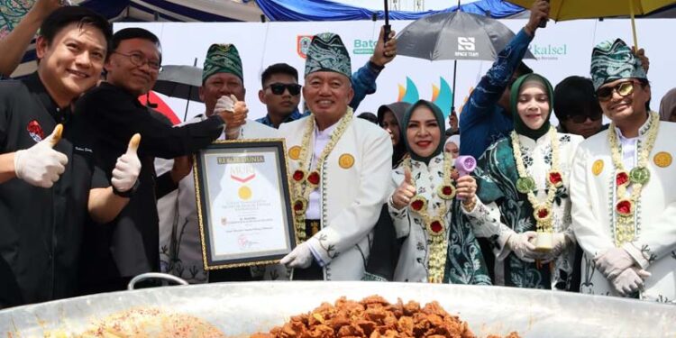 Gubernur Kalimantan Selatan, H Muhidin saat menerima penghargaan dari MURI terkait pemecahan rekor dengan menyediakan 100 ribu porsi hidang khas daging masak habang, pada peringatan Hari Jadi ke-66 Kabupaten Barito Kuala (Batola) tahun 2026