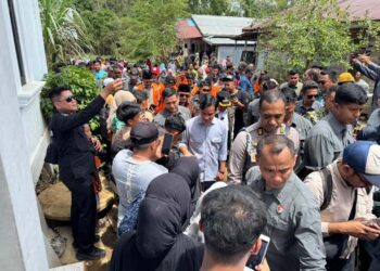 WAKIL Presiden Gibran Rakabuming Raka didampingi Wakil Gubernur H Hasnuryadi Sulaiman disambut warga saat meninjau pasca banjir bandang di Kabupaten Balangan.
