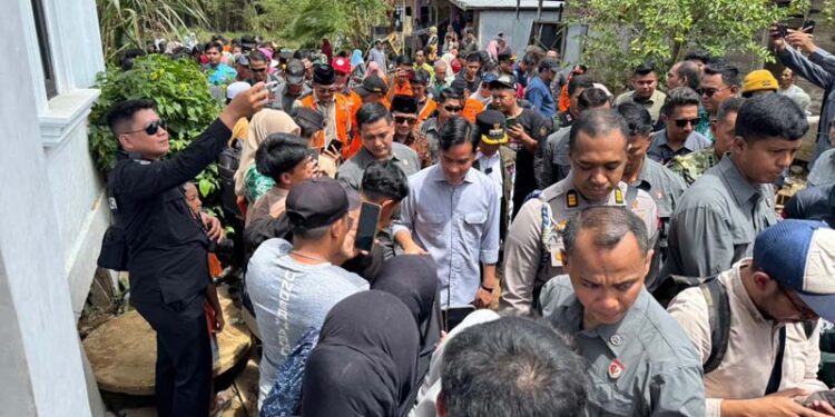 WAKIL Presiden Gibran Rakabuming Raka didampingi Wakil Gubernur H Hasnuryadi Sulaiman disambut warga saat meninjau pasca banjir bandang di Kabupaten Balangan.