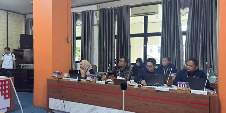 DPRD Kotabaru saat rapat kerja bersama manajemen PT Telkom dan Telkomsel, Senin (12/1).