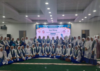 BKMT Kotabaru berfoto bersama usai peringatan Isra Miraj Nabi Muhammad SAW 1447 H di Aula Masjid Apung, Siring Laut, Jumat (9/1).