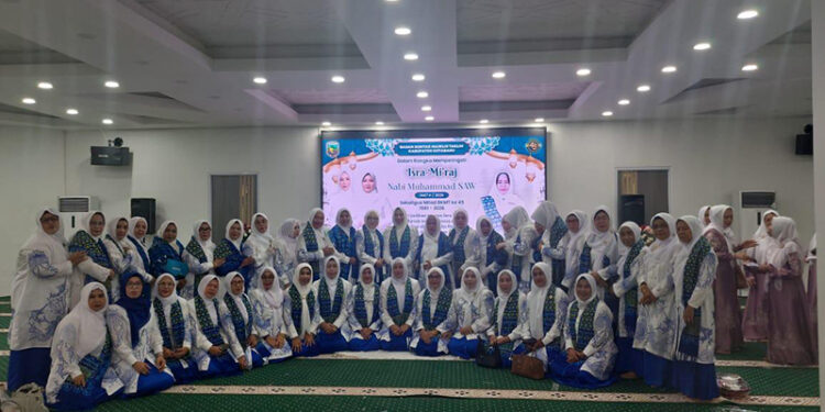 BKMT Kotabaru berfoto bersama usai peringatan Isra Miraj Nabi Muhammad SAW 1447 H di Aula Masjid Apung, Siring Laut, Jumat (9/1).