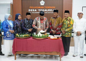 WABUP Syairi Mukhlis memotong tumpeng saat peresemian Kantor Desa Tegalrejo, Kecamatan Kelumpang Hilir, Kamis (15/1) malam.