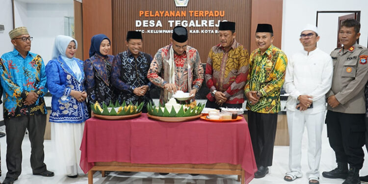 WABUP Syairi Mukhlis memotong tumpeng saat peresemian Kantor Desa Tegalrejo, Kecamatan Kelumpang Hilir, Kamis (15/1) malam.