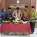 WABUP Syairi Mukhlis memotong tumpeng saat peresemian Kantor Desa Tegalrejo, Kecamatan Kelumpang Hilir, Kamis (15/1) malam.