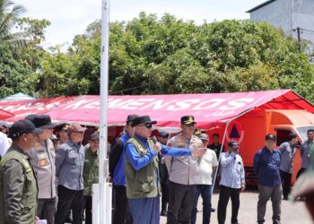 GUBERNUR Kalimantan Selatan H Muhidin didampingi Kapolda Kalsel Irjen Pol Rosyanto Yudha Hermawan saat menyampaikan arahan terbaik penyaluran bantuan uang untuk korban terdampak banjir agar tepat sasaran.