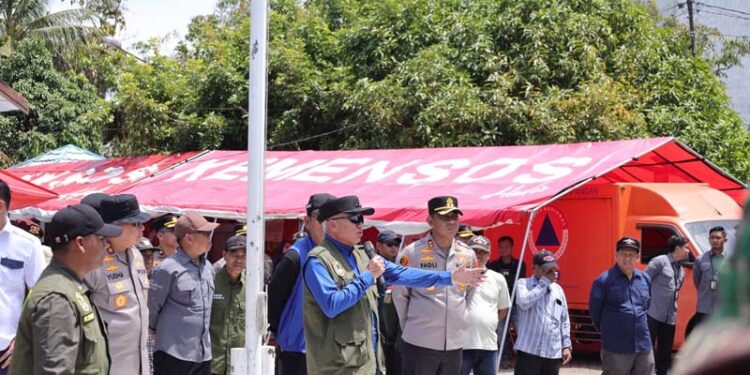 GUBERNUR Kalimantan Selatan H Muhidin didampingi Kapolda Kalsel Irjen Pol Rosyanto Yudha Hermawan saat menyampaikan arahan terbaik penyaluran bantuan uang untuk korban terdampak banjir agar tepat sasaran.
