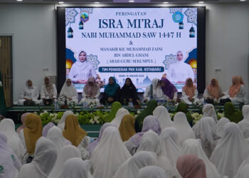 TP PKK Kabupaten Kotabaru saat menggelar Isra Miraj Nabi Muhammad SAW Manakib Guru Sekumpul di Masjid Apung Siring Laut Kotabaru, Senin (19/1).