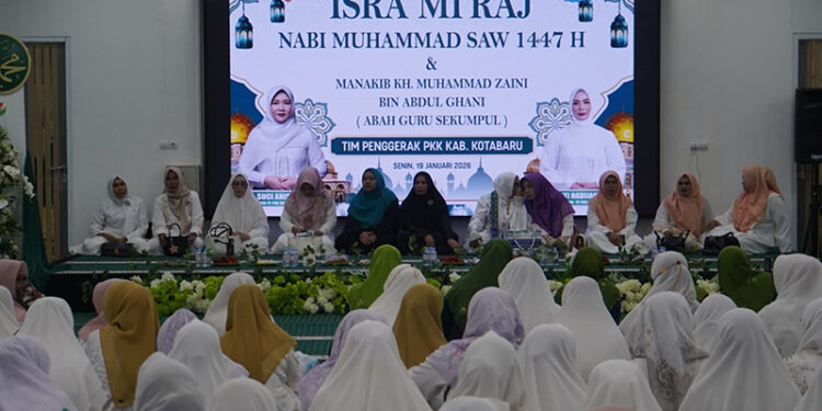 TP PKK Kabupaten Kotabaru saat menggelar Isra Miraj Nabi Muhammad SAW Manakib Guru Sekumpul di Masjid Apung Siring Laut Kotabaru, Senin (19/1).