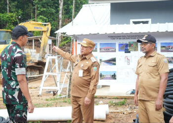 BUPATI Kotabaru Muhammad Rusli saat meninjau progres pembangunan Yonif TP 884/Saijaan di Desa Selaru, Kecamatan Pulau Laut Tengah, Selasa (20/1) sore.