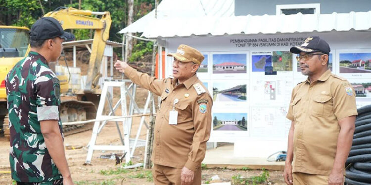 BUPATI Kotabaru Muhammad Rusli saat meninjau progres pembangunan Yonif TP 884/Saijaan di Desa Selaru, Kecamatan Pulau Laut Tengah, Selasa (20/1) sore.