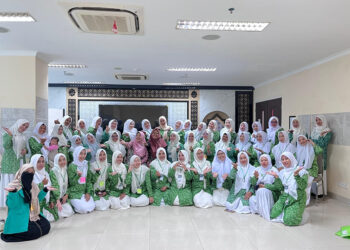 KEPENGURUSAN PC Fatayat NU Kabupaten Kotabaru berfoot bersama usai pelantikan di Gedung Mahligai Pancasila Banjarmasin, Jumat (16/1).