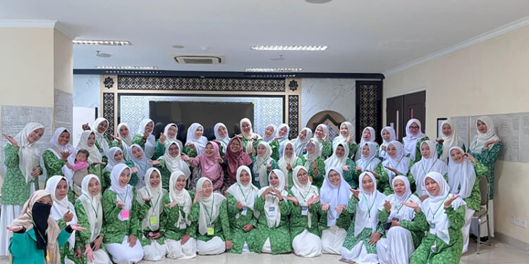 KEPENGURUSAN PC Fatayat NU Kabupaten Kotabaru berfoot bersama usai pelantikan di Gedung Mahligai Pancasila Banjarmasin, Jumat (16/1).