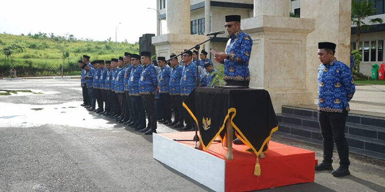 WABUP Kotabaru Syairi Mukhlis saat memimpin apel HKN di halaman Kantor Bupati Kotabaru, Senin (19/1).