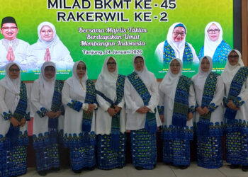 BKMT Kotabaru berfoto bersama pada Rakerwil II dan Milad ke-45 BKMT di Kabupaten Tabalong, Sabtu (24/1).