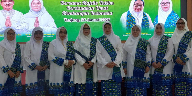 BKMT Kotabaru berfoto bersama pada Rakerwil II dan Milad ke-45 BKMT di Kabupaten Tabalong, Sabtu (24/1).