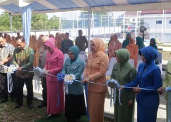 Ketua Tim Penggerak PKK Provinsi Kalimantan Selatan, Hj Fathul Jannah Muhidin ikut memotong pita pada peresmian gedung Dharwa Wanita Persatuan (DWP) DINDA Provinsi Kalsel, di Banjarbaru