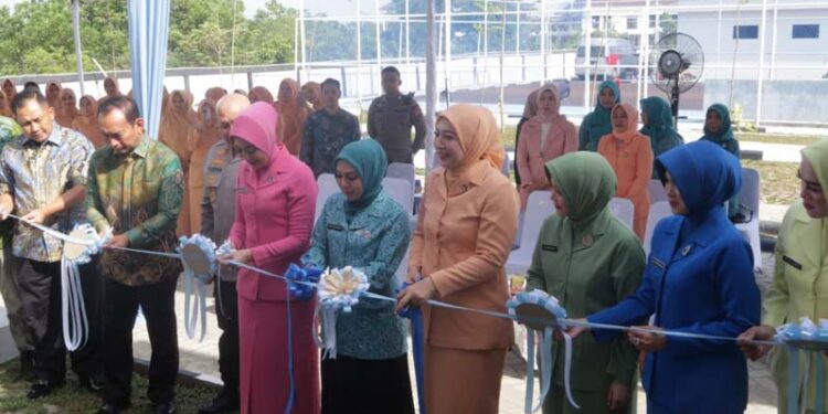 Ketua Tim Penggerak PKK Provinsi Kalimantan Selatan, Hj Fathul Jannah Muhidin ikut memotong pita pada peresmian gedung Dharwa Wanita Persatuan (DWP) DINDA Provinsi Kalsel, di Banjarbaru