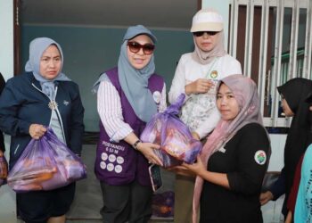 Ketua Tim Penggerak PKK Provinsi Kalimantan Selatan, Hj Fathul Jannah Muhidin saat menyerahkan bantuan sembako pada warga terdampak banjir di Kecamatan Jejangkit, Kabupaten Barito Kuala (Batola)